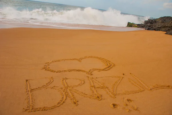 BRASIL: Inscrição na areia, desenho com o nome do país Brasil . — Fotografia de Stock