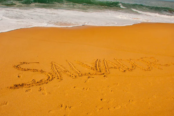 SALVADOR, BAHIA, BRASIL: Inscrição na cidade de areia de Salvador, com base na praia — Fotografia de Stock