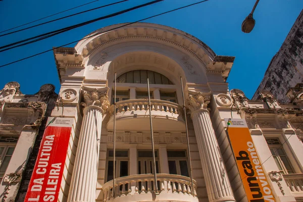 SALVADOR, BAHIA, BRASIL: O edifício do Museu Africano. Edifícios de arquitetura clássica no centro da cidade — Fotografia de Stock