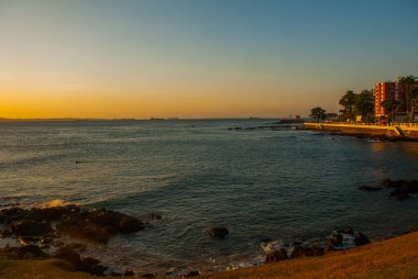 Salvador, Bahia, Brezilya'da Barra plajı ve ünlü Farol da Barra manzarası.