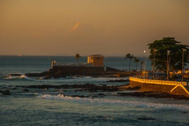 Salvador, Brezilya: Barra Salvador Brezilya Colonial Fort Santa Maria palmiye ağaçları ile tropikal plaj da inşa
