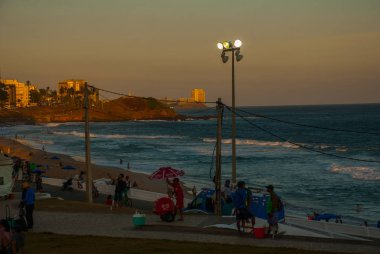 Salvador, Bahia, Brezilya'da Barra plajı ve ünlü Farol da Barra manzarası.