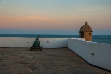Denizde güzel gün batımı. Salvador Barra Deniz Feneri Panoramik görünümü, Bahia, Brezilya