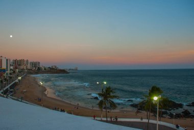 Salvador, Bahia, Brezilya'da Barra plajı ve ünlü Farol da Barra manzarası.
