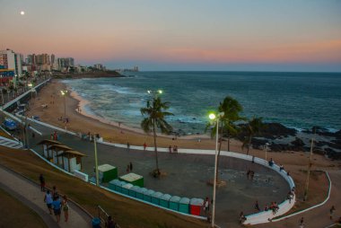 Salvador, Bahia, Brezilya'da Barra plajı ve ünlü Farol da Barra manzarası.