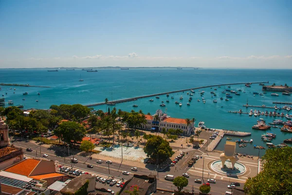 SALVADOR, BAHIA, BRASIL: Forte de San Marcelo em Salvador Bahia. Vista superior da cidade portuária de Salvador . — Fotografia de Stock