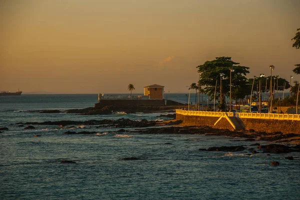 Salvador, Brazilië: koloniaal fort Santa Maria in Barra Salvador Brazilië gebouwd op tropisch strand met palmbomen — Stockfoto
