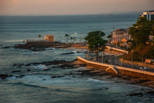 SALVADOR, BRASILE: Forte coloniale Santa Maria in Barra Salvador Brasile costruito su spiaggia tropicale con palme — Foto Stock