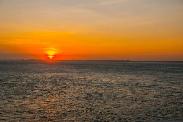 Beau paysage avec vue sur la mer coucher de soleil. Salvador, Bahia, Brésil . — Photo