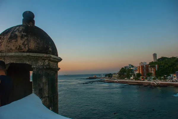 Vacker solnedgång vid havet. Panoramautsikt över Barra-fyren i Salvador, Bahia, Brasilien — Stockfoto