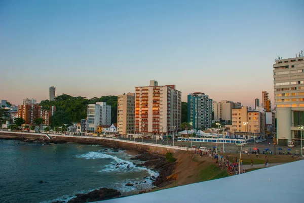 Vista da praia da Barra e do famoso Farol da Barra em Salvador, Bahia, Brasil . — Fotografia de Stock
