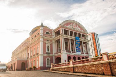 Çarpıcı Renkli Manaus Opera Binası, Ünlü Bir Günlük Geziler. Dış Rotunda Bir Darplı Brezilya Bayrağı ile Bir En Güzel Bina. Manaus, Amazonas, Brezilya