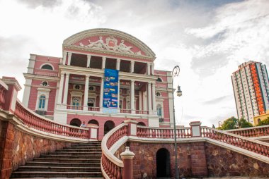 Çarpıcı Renkli Manaus Opera Binası, Ünlü Bir Günlük Geziler. Dış Rotunda Bir Darplı Brezilya Bayrağı ile Bir En Güzel Bina. Manaus, Amazonas, Brezilya