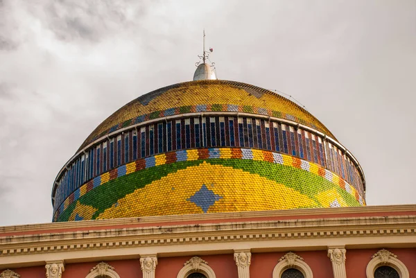 Oszałamiająca kolorowa Opera w Manaus, słynne jednodniowe wycieczki. Jeden najpiękniejszy budynek z Minted brazylijski flaga w zewnętrznej Rotunda. Manaus, Amazonas, Brazylia — Zdjęcie stockowe