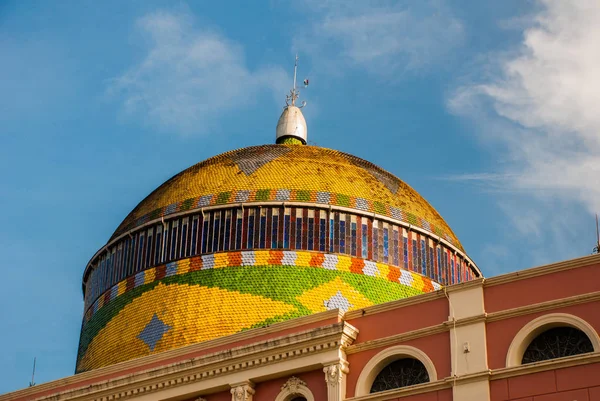 Lenyűgöző színes Manaus Operaház, híres egynapos kirándulások. Egy legszebb épület egy vert brazil zászló külső Rotunda. Manaus, Amazonas, Brazília — Stock Fotó