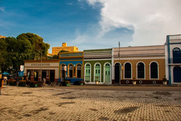 Manaus, Amazonas, Brazílie: krásné malé domy na náměstí opery — Stock fotografie