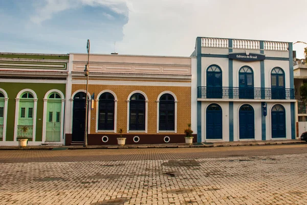 Manaus, Amazonas, Brazylia: piękne małe domy na Placu Opery — Zdjęcie stockowe