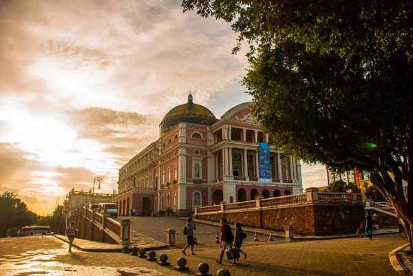 Rumah Opera Manaus Berwarna yang menakjubkan, Terkenal Satu Hari Perjalanan. Satu Gedung Paling Indah Dengan Bendera Brasil yang Dicambuk di Luar Rotunda. Manaus, Amazonas, Brasil — Stok Foto