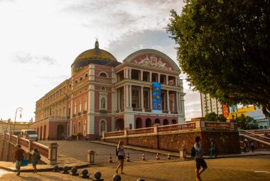 Çarpıcı Renkli Manaus Opera Binası, Ünlü Bir Günlük Geziler. Dış Rotunda Bir Darplı Brezilya Bayrağı ile Bir En Güzel Bina. Manaus, Amazonas, Brezilya
