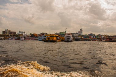 Manaus Limanı, Amazon - Brezilya. Manaus Amazonas limanında tipik Amazon tekneler