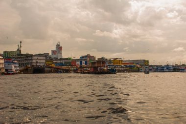 Manaus Limanı, Amazon - Brezilya. Manaus Amazonas limanında tipik Amazon tekneler