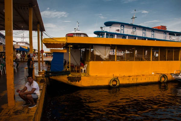 Porto de Manaus, Amazonas - Brasil. Barcos típicos da Amazônia no porto de Manaus Amazonas — Fotografia de Stock