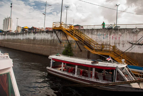 Puerto de Manaus, Amazonas - Brasil. Barcos típicos del Amazonas en el puerto de Manaus Amazonas —  Fotos de Stock