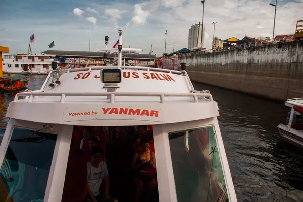 Hafen von Manaus, Amazonien - Brasilien. typische Amazonas-Boote im Hafen von Manaus amazonas — Stockfoto