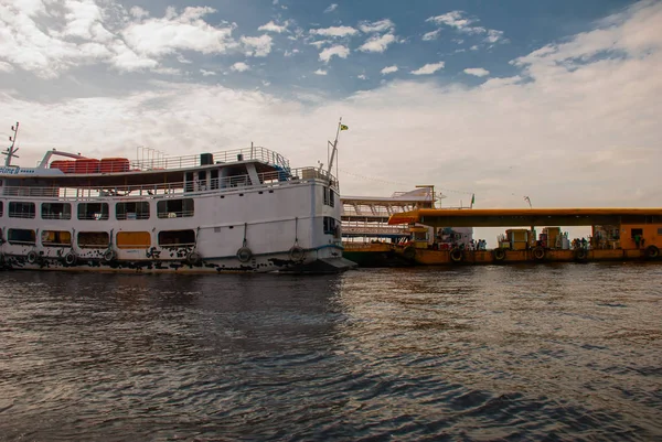 Puerto de Manaus, Amazonas - Brasil. Barcos típicos del Amazonas en el puerto de Manaus Amazonas —  Fotos de Stock