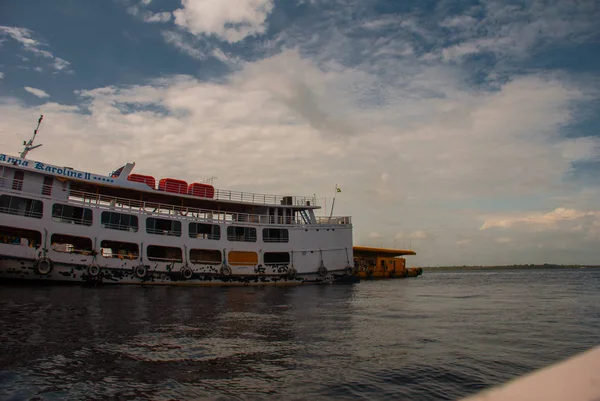 Hamnen i Manaus, Amazon-Brasilien. Typiska Amazon båtar i hamnen i Manaus Amazonas — Stockfoto