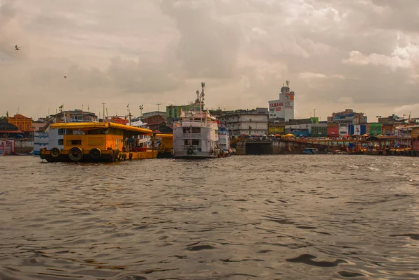 Port de Manaus, Amazonie - Brésil. Bateaux typiques amazoniens dans le port de Manaus Amazonas — Photo