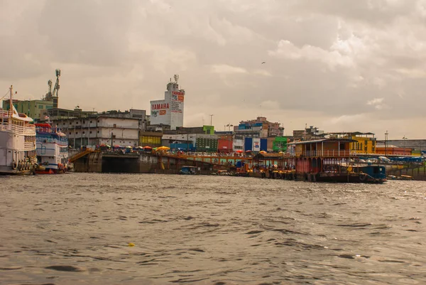 Port de Manaus, Amazonie - Brésil. Bateaux typiques amazoniens dans le port de Manaus Amazonas — Photo