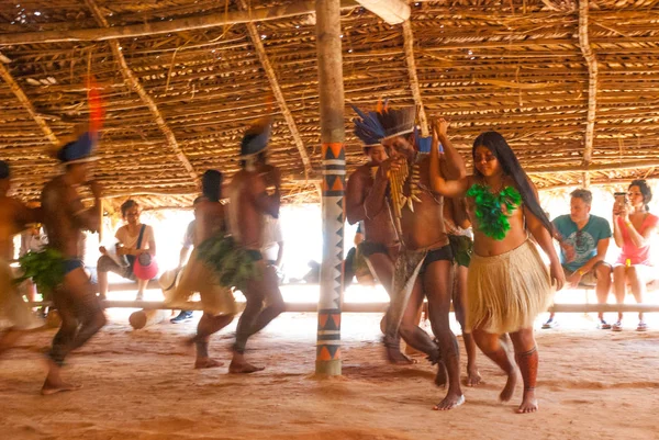 Stammar på Amazonfloden i Brasilien dansar för turister. Amazon River, Amazonas, Brasilien — Stockfoto