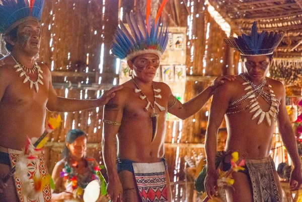 Suku-suku di sungai Amazon di Brazil menari untuk wisatawan. Sungai Amazon, Amazonas, Brasil — Stok Foto