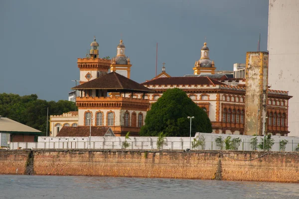 Manaus, Amazonas, Brésil : Voyage touristique populaire sur le navire. Vue du bateau à la ville portuaire de Manaus . — Photo