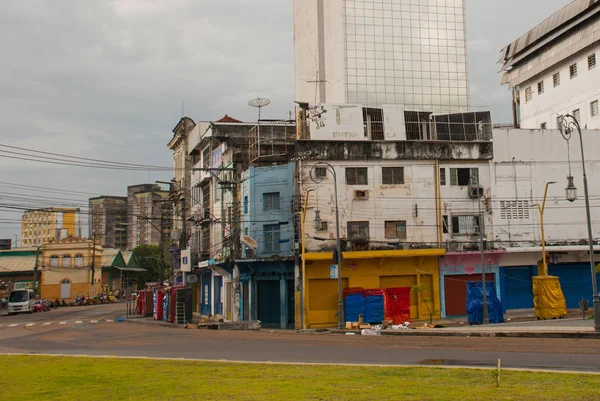 Manaus, Amazonas, Brasil: Rua e moradias na cidade portuária de Manaus — Fotografia de Stock