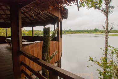 Amazon nehri, Manaus, Amazonas, Brezilya: Evleri ile Amazon nehri bakan güzel manzara.