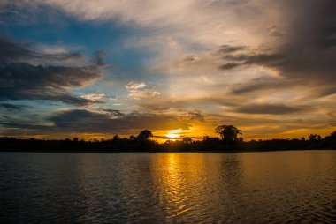 Amazon Nehri üzerinde güzel gün batımı. Manaus, Amazonas, Brezilya