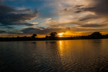 Amazon Nehri üzerinde güzel gün batımı. Manaus, Amazonas, Brezilya
