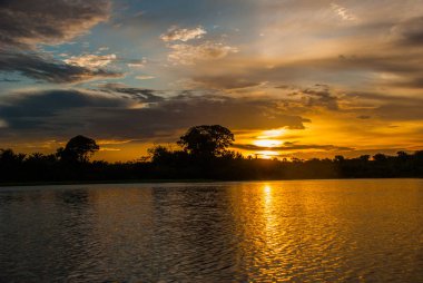 Amazon Nehri üzerinde güzel gün batımı. Manaus, Amazonas, Brezilya