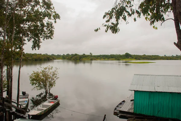 아마존 강, 마나우스, 아마존, 브라질: 주택과 보트가있는 아마존 강이 내려다 보이는 아름다운 풍경. — 스톡 사진