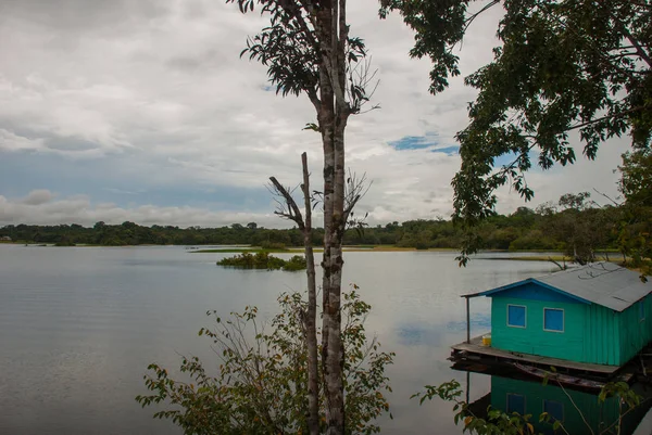 아마존 강, 마나우스, 아마존, 브라질: 주택과 아마존 강이 내려다 보이는 아름다운 풍경. — 스톡 사진