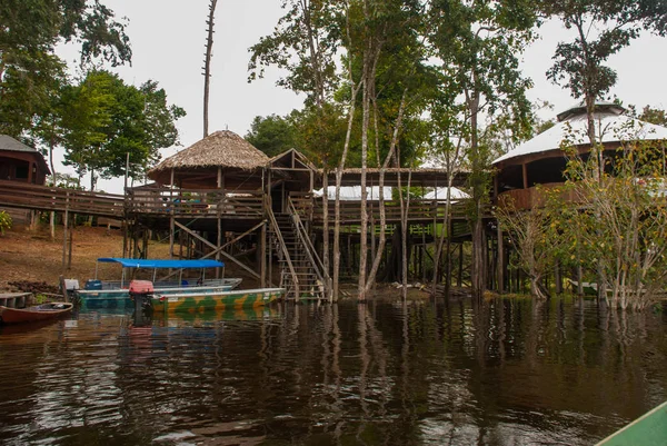 アマゾン川、マナウス、アマゾナス、ブラジル:家やボートでアマゾン川を見下ろす美しい風景. — ストック写真