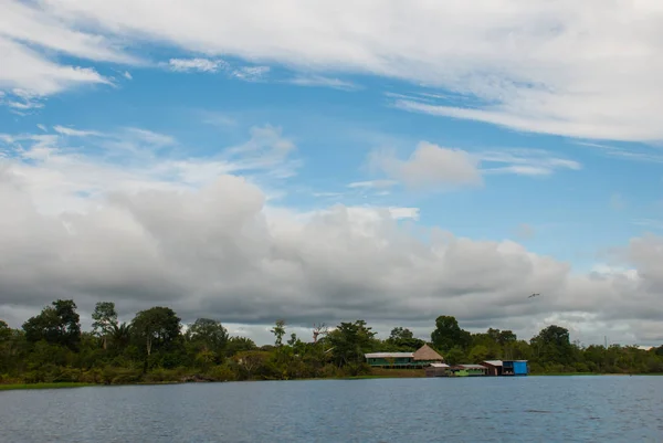 Extraordinärt vackert landskap med utsikt över Amazonfloden och djungeln. Manaus, Amazonas, Brasilien — Stockfoto