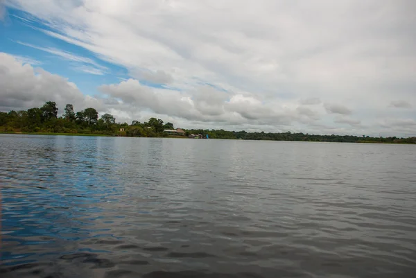 Bela paisagem extraordinária com vista para o rio Amazonas e para a selva. Manaus, Amazonas, Brasil — Fotografia de Stock