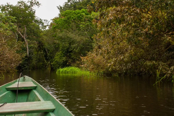 从亚马逊河的船，与茂密的森林在岸边和蓝天，阿纳佐纳斯，巴西 — 图库照片