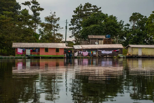 Amazon river, Manaus, Amazonas, Brazil: Beautiful landscape overlooking the Amazon river with houses. — Stock Photo, Image