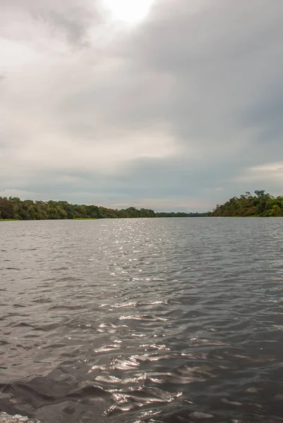 Sungai Amazon, Manaus, Amazonas, Brasil: pemandangan indah yang menghadap sungai Amazon — Stok Foto