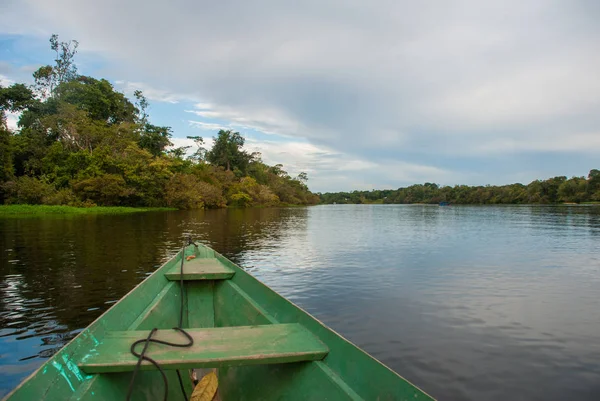 Traditionell träbåt flyter på Amazonfloden i djungeln. Amazon River Manaus, Amazonas, Brasilien. — Stockfoto