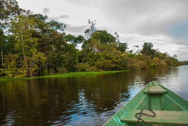 Geleneksel ahşap tekne ormanda Amazon nehri üzerinde yüzer. Amazon Nehri Manaus, Amazonas, Brezilya. — Stok fotoğraf